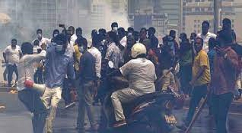 வீரகெட்டியவில் இடம்பெற்ற மோதலில் 8 பொலிஸார் மற்றும் 2 பொதுமக்கள் காயம் 