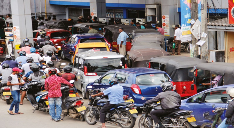 எரிபொருள் வரிசையில் வைத்தியர் மீது தாக்குதல்