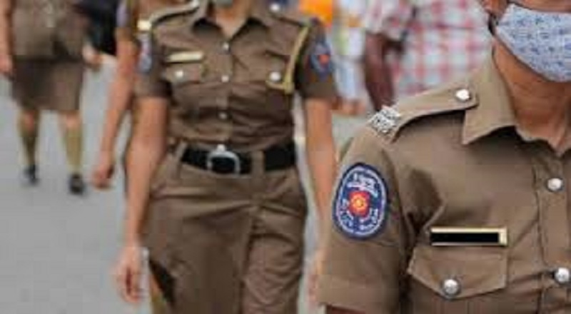 சீருடையுடன் நடனமாடிய கான்ஸ்டபிள் பணி இடைநிறுத்தம்!