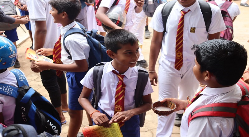 வவுனியா தமிழ் மத்திய மகாவித்தியாலயத்தின் முன்பாக முள்ளிவாய்க்கால் கஞ்சி வழங்கும் செயற்றிட்டம்