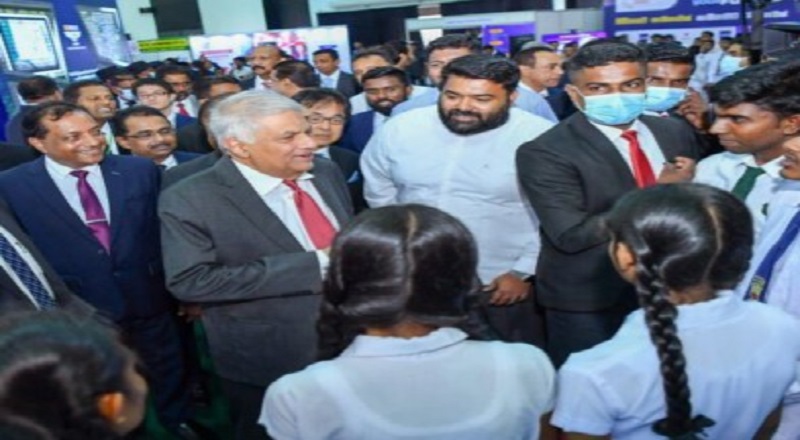 ஸ்ரீமாவோ பண்டாரநாயக்க ஞாபகார்த்த கண்காட்சி நிலையத்தில் யாழ். மாணவர்களை சந்தித்த ஜனாதிபதி