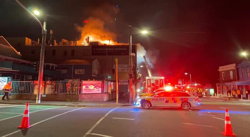 நியூசிலாந்தில் உள்ள ஹோட்டல் ஒன்றில் திடீரென ஏற்பட்ட தீ விபத்தில் 10 பேர் பலியாகினர்.