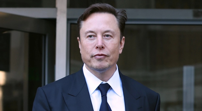 எலோன் மஸ்க் தனது அனுமதி பெறாமல் யாரையும் பணியமர்த்தக் கூடாது என்று டெஸ்லா நிர்வாகத்திற்கு உத்தரவு பிறப்பித்துள்ளார்.