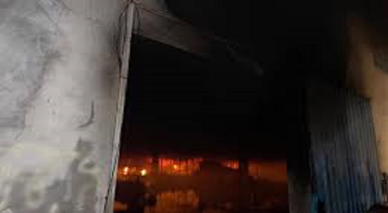 தொலைபேசி விற்பனை நிலையம் ஒன்றில் இன்று தீ பரவல்