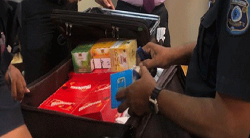 சுமார் 4 கோடி ரூபா  பெறுமதியான 2 கிலோ கிராம் தங்கத்தை நாட்டுக்குள் கடத்தும் முயற்சி முறியடிப்பு