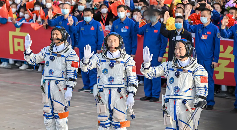 சீனாவில் முதன் முதலாக ஒரு சாதாரண குடிமகன் உள்பட 3 பேர் விண்வெளிக்கு அனுப்பப்பட்டனர்.