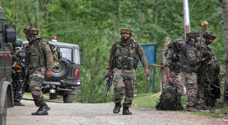 காஷ்மீரில் பாதுகாப்பு படையினருக்கும், பயங்கரவாதிகளுக்கும் இடையே துப்பாக்கிச்சண்டை நடைபெற்று வருகிறது.