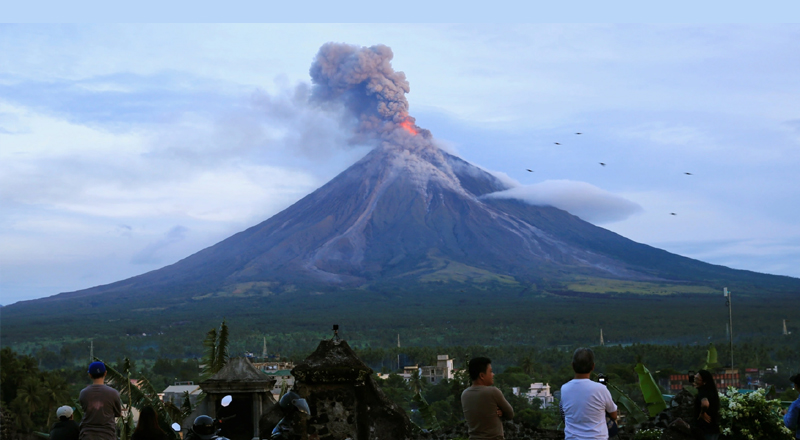 பிலிப்பைன்ஸில் உள்ள மேயோன்  எரிமலை வெடிக்கும் அபாயத்தில் உள்ளதால் விமானங்கள் செல்ல தடை விதிக்கப்பட்டுள்ளது.