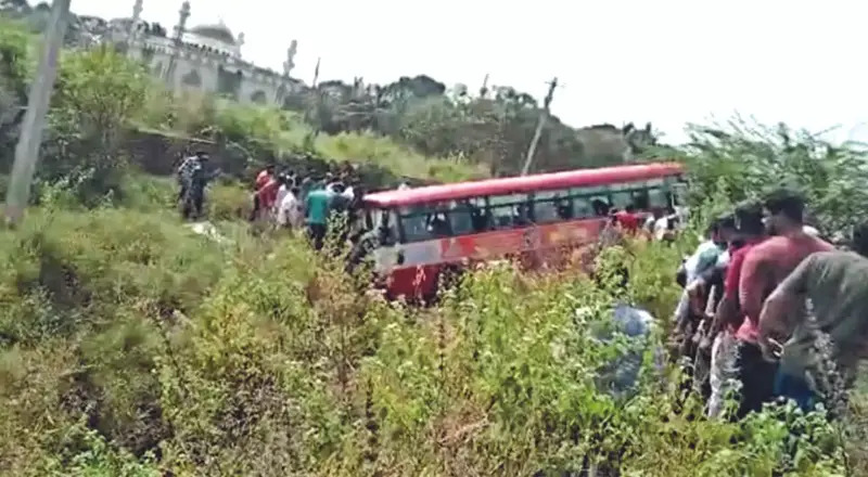 திருமணத்திற்கு சென்று திரும்பியபோது மினி பஸ் கவிழ்ந்து விபத்து; 25 பேர் பலி!
