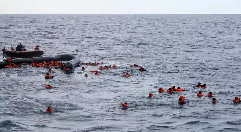 துனிசிய கடலில் அகதிகளை ஏற்றிச் சென்ற படகுகள் கவிழ்ந்ததில் 5 பேர் உயிரிழப்பு