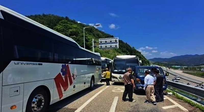 தென் கொரியா சாலை விபத்தில் குழந்தைகள் உட்பட 80க்கும் மேற்பட்டோர் காயமடைந்தனர்