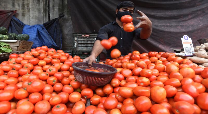 அதிகபட்சமாக வெளிச்சந்தைகளில் கிலோ 120 ரூபாய்க்கு தக்காளி!