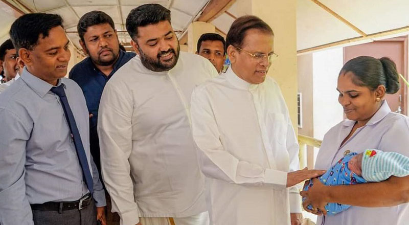 யாழ் போதனாவைத்தியசாலைக்கு விஜயம் செய்த மைத்திரி  பிரசவித்த குழந்தையை பார்வையிட்டார்!