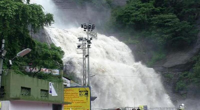 குற்றாலம் அருவியில் குளிக்க தடை விதிக்கப்பட்டுள்ளதால் சுற்றுலா பயணிகள் ஏமாற்றம்