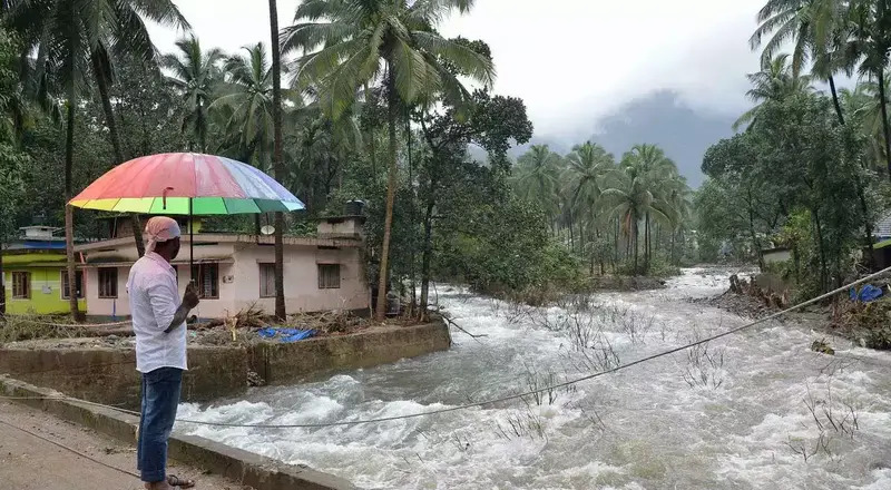 கேரளாவில் உள்ள இடுக்கி மற்றும் கண்ணூர் மாவட்டங்களுக்கு ரெட் அலர்ட் விடுக்கப்பட்டுள்ளது