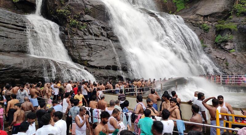 தென்காசியில் உள்ள குற்றாலம் அருவிகளில் சுற்றுலா பயணிகள் குளிக்க அனுமதி