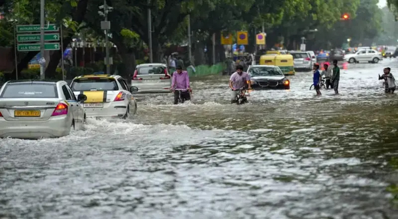 வடமாநிலங்களில் பெய்து வரும் கனமழையால் 15 பேர் உயிரிழந்துள்ளனர்