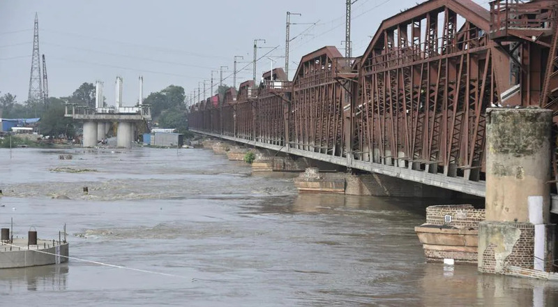 யமுனை நதியின் நீர்மட்டம் உயர்ந்து வருவதால் டெல்லியில் 144 தடை உத்தரவு