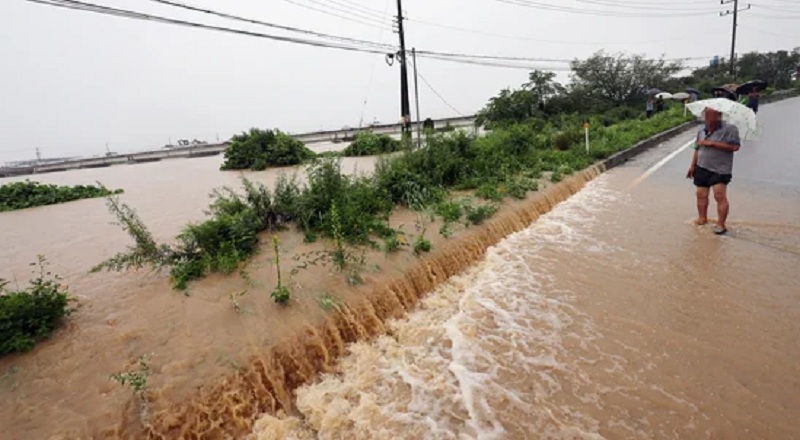 தென்கொரியாவில் வெள்ள அபாயம் : ஏழுபேர் உயிரிழப்பு!