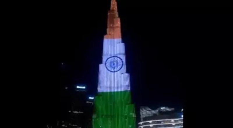 புர்ஜ் கலிஃபா கோபுரத்தில் மூவர்ணக் கொடி  ஒளிரும் வகையில் பிரதமர் மோடிக்கு பிரமாண்ட வரவேற்பு