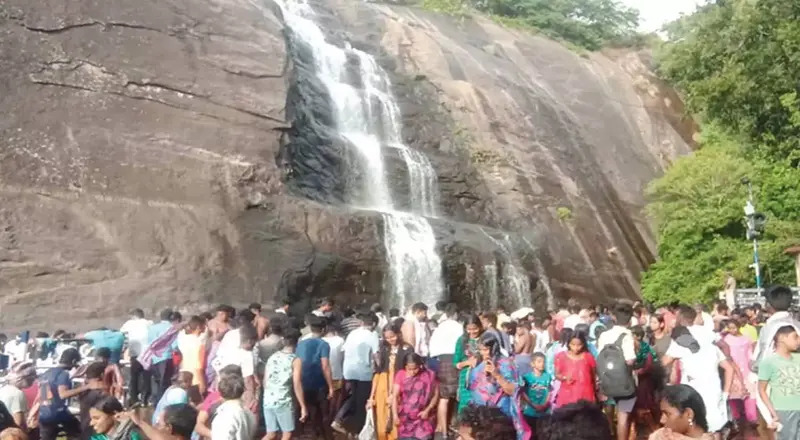 குற்றாலம் அருவிகளில் நீராடுவதற்காக சுற்றுலாப் பயணிகள் நீண்ட வரிசையில் காத்திருப்பு