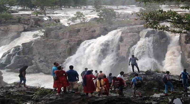 ஒகேனக்கல் காவிரி ஆற்றில் குறைந்த நீர்வரத்து- சுற்றுலாப் பயணிகள் மகிழ்ச்சி!