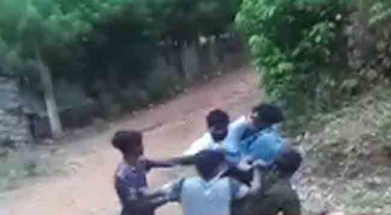 தமிழர் பகுதியில் நபர் ஒருவரை தாக்கும் இளைஞர் கும்பல்!