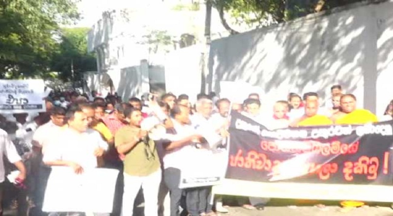 கஜேந்திர குமாரின் வீட்டை முற்றுகையிட்டு போராட்டம்!