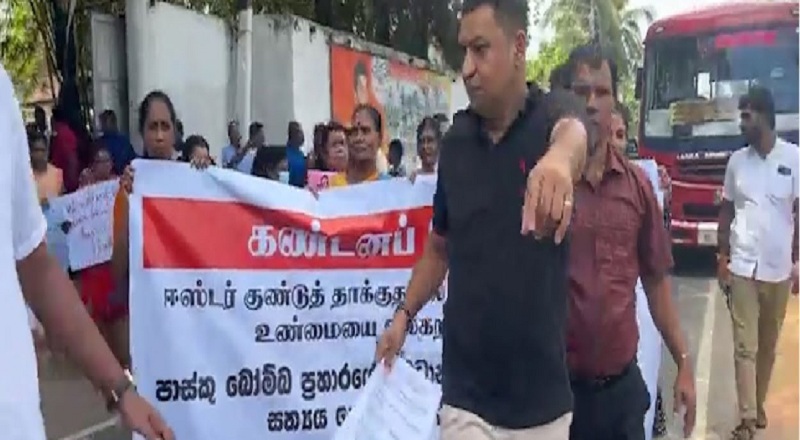 குண்டுத்தாக்குதலை திசை திருப்பாதே,உண்மையை உலகறியச் செய்” : மட்டகளப்பில் ஆர்ப்பாட்டம்!