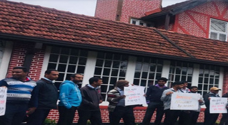நுவரெலியாவில் தபால் ஊழியர்கள் வேலைநிறுத்த போராட்டம்!