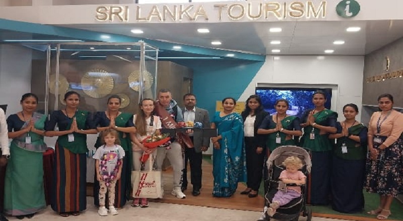 சுற்றுலா பயணிகளை 10 இலட்சமாக்கிய ரஷ்ய குடும்பத்தினர்!