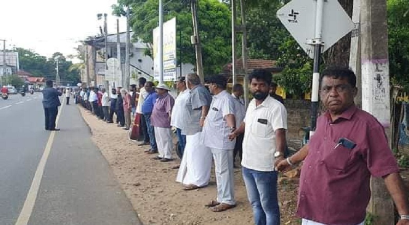 நீதிபதி சரவணராஜாவுக்கு ஆதரவாக யாழ்ப்பாணத்தில் மனித சங்கிலி போராட்டம்!