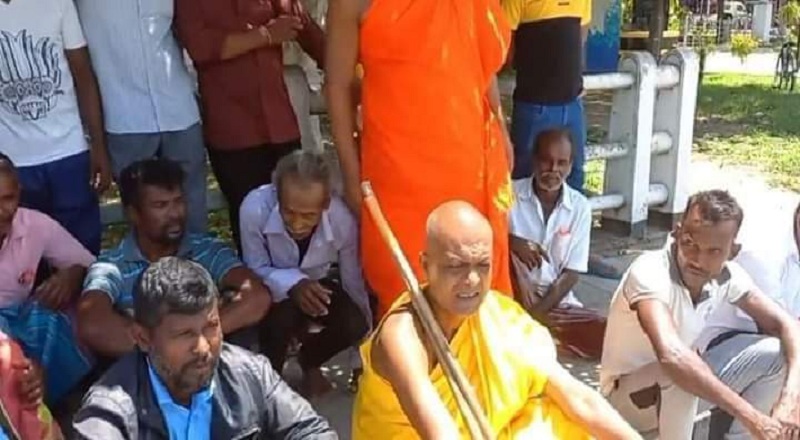 தும்புத்தடி உடையும் வரை அடிப்போம் எனக்கூறி மயிலத்தமடு பண்ணையாளர்களுக்கு ஆதரவாக போராட்டம்!