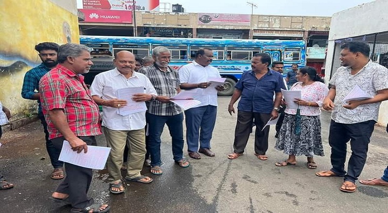 ஹர்த்தால் தொடர்பாக வவுனியா நகரில் துண்டுப்பிரசுரம் விநியோகம்!