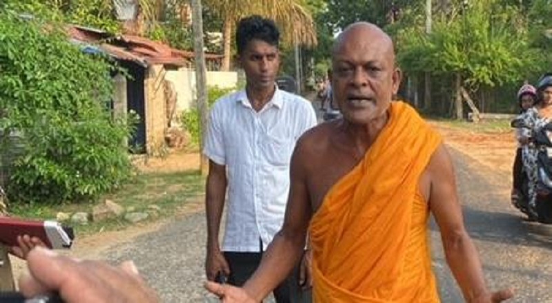 அனைத்து தமிழர்களையும் வெட்டுவேன் : மட்டக்களப்பில் கத்தி கூச்சலிட்ட தேரரால் பதற்றம்!