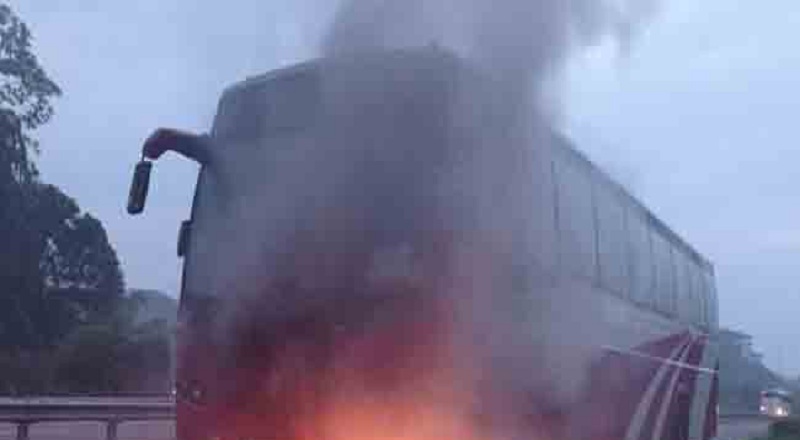 தெற்கு அதிவேக நெடுஞ்சாலையில் சென்றுக்கொண்டிருந்த பேருந்தில் தீவிபத்து!