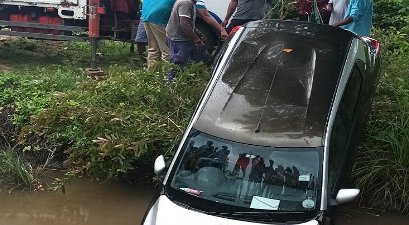 வவுனியாவில் பாலத்திற்குள் பாய்ந்த சொகுசு கார்!