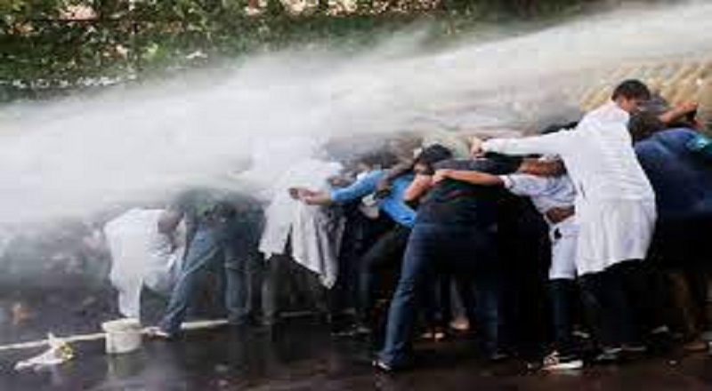 மருத்துவ பீட மாணவர்களின் ஆர்ப்பாட்டத்தை கலைக்க நீர்த்தாக்குதல் பிரயோகம்!