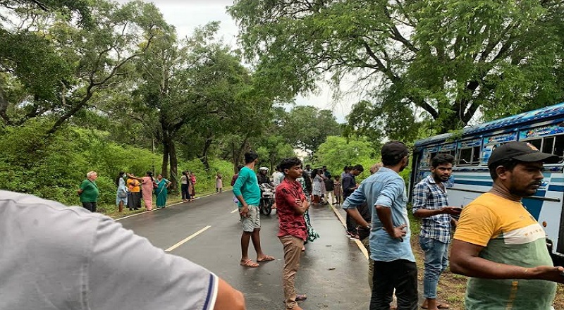 யாழில் - மன்னார் வீதியில் சாரதிகளுக்கு இடையிலான போட்டியில் விபத்தில் சிக்கிய பேருந்து!