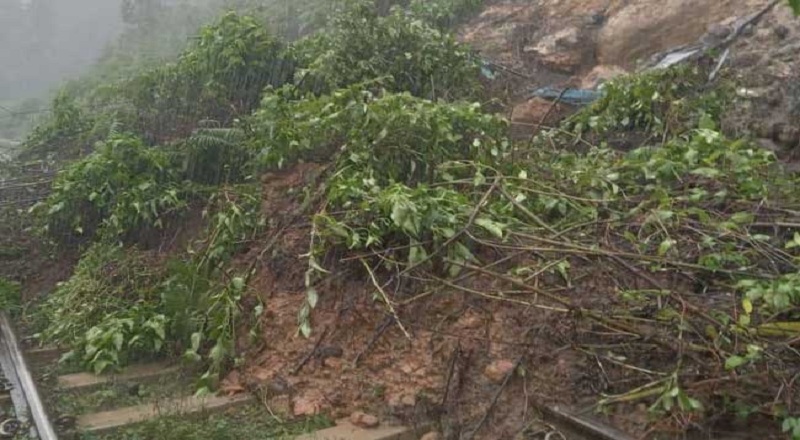 மலையக ரயில்  போக்குவரத்து தடைப்பட்டுள்ளது!