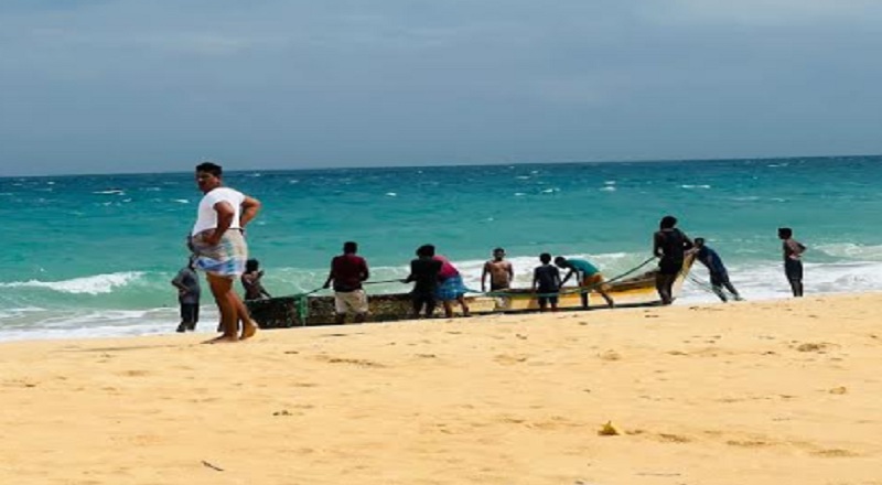 யாழில் கரை ஒதுங்கிய படகு!