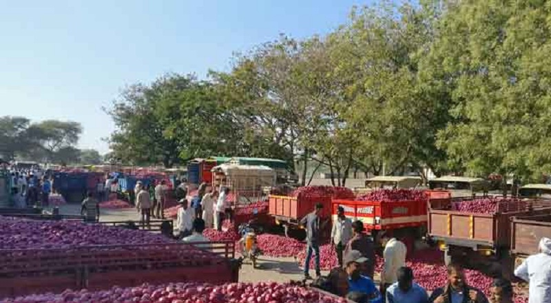 வெங்காய ஏற்றுமதிக்கு தடை விதித்துள்ள இந்தியா : திடீர் விலை உயர்வால் அவதிபடும் இலங்கை  மக்கள்!