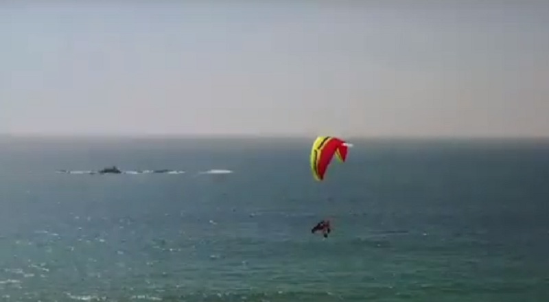 வானில் இருந்து இறங்கிய சாண்டா கிளாஸ்: மகிழ்ச்சியில் சிறுவர்கள்!