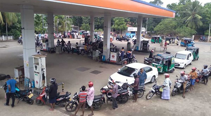 எரிபொருள் நிலையங்களில் வரிசையில் காத்திருக்கும் மக்கள்!