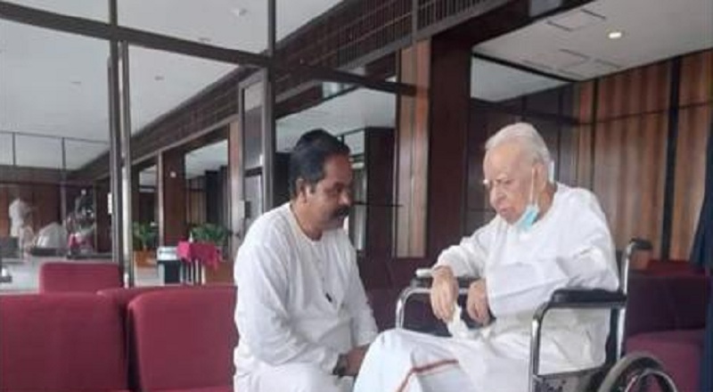 நாடாளுமன்றத்தில் இரா.சம்பந்தனுடன், ஸ்ரீதரன் கலந்துரையாடல்!