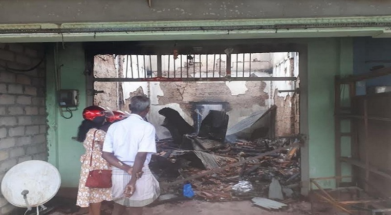 முள்ளியவளை வர்த்தக நிலையத்தில் தீவிபத்து : பல இலட்சம் பெறுமதியான பொருட்கள் தீயில் எரிந்து நாசம்!