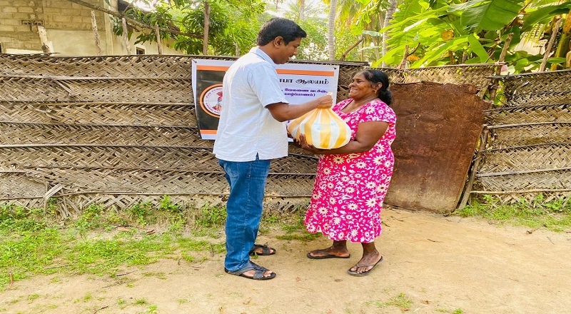 கிளிநொச்சியில் வெள்ளத்தினால் பாதிக்கப்பட்ட மக்களுக்கு நிவாரண பொருட்கள் வழங்கிவைப்பு!