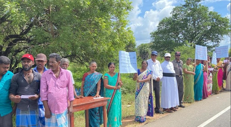 நானாட்டான் பிரிவில் உள்ள காணியை உடனடியாக பகிர்ந்தளிக்குமாறு கோரி போராட்டத்தில் இறங்கிய மக்கள்!