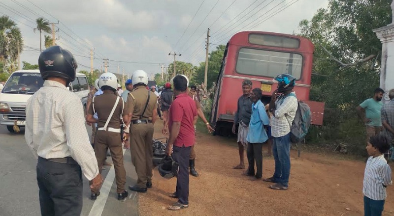 யாழில் பேருந்துடன் மோதி விபத்துக்குள்ளான மோட்டார் சைக்கிள்!