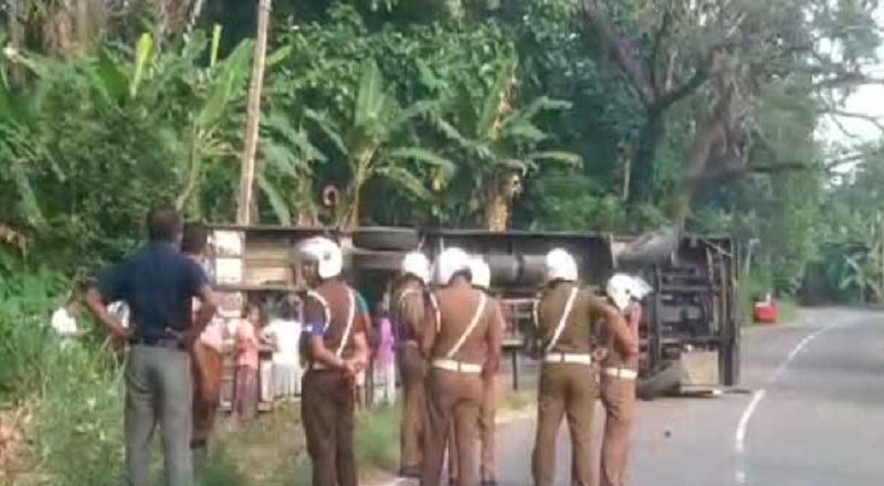 மொனராகலை - சியம்பலாண்டுவ  பகுதியில் பள்ளி மாணவர்களை ஏற்றிச்சென்ற பேருந்து கவிழ்ந்து விபத்து!